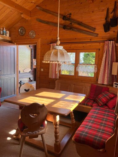 Essbereich Gemütlicher Essbereich in einer Holzvertäfelungsküche mit Tisch und Eckbank.