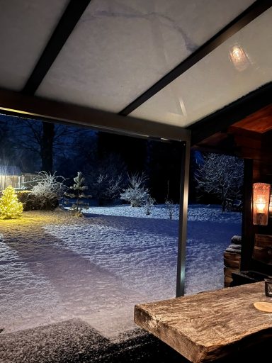 Schneebedeckte Landschaft bei Nacht, beleuchtet von sanftem Licht.